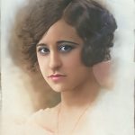 Retrato psicológico de una joven de 1924, coloreado y retocado con Photoshop, con mirada penetrante y enamorada, en blanco y negro original, capturado en estudio en Madrid.