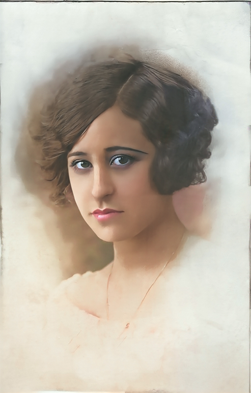 Retrato psicológico de una joven de 1924, coloreado y retocado con Photoshop, con mirada penetrante y enamorada, en blanco y negro original, capturado en estudio en Madrid.