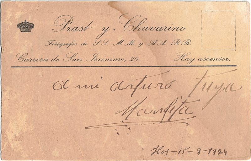 Reverso de una postal antigua con dedicatoria manuscrita y sello de fotógrafos en Madrid.
