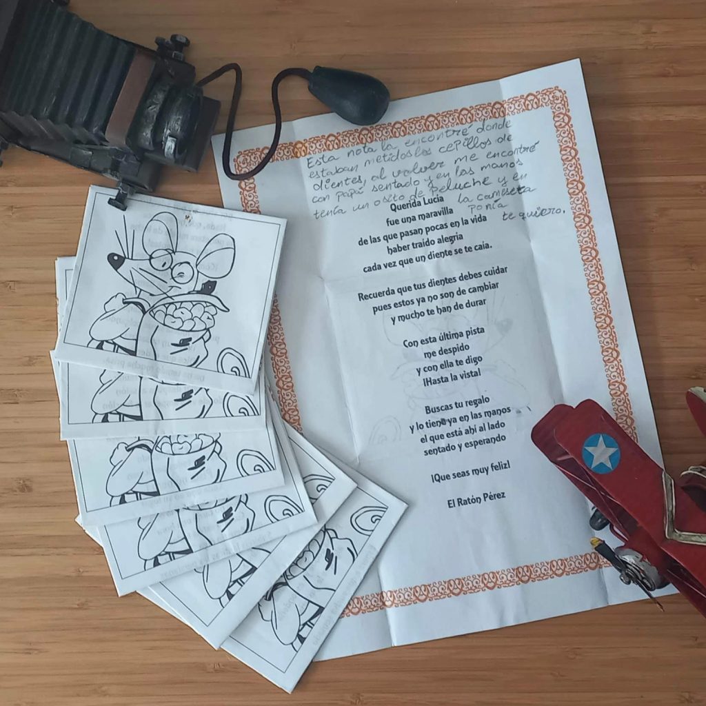 Foto cercana de las notas escritas por el padre, con un toque de ternura en cada palabra del Ratón Pérez.