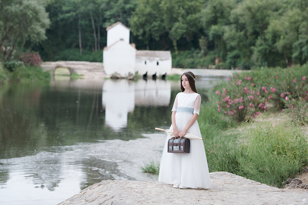 Adriana con fondo de molino en el parque de Oromana, fotografiada por Agustín Pacheco