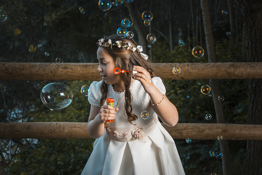 Fotografía de Agustín Pacheco en la que vemos a Alejandra hacer pompas de jabón en el parque de Oromana, Alcalá de Guadaíra