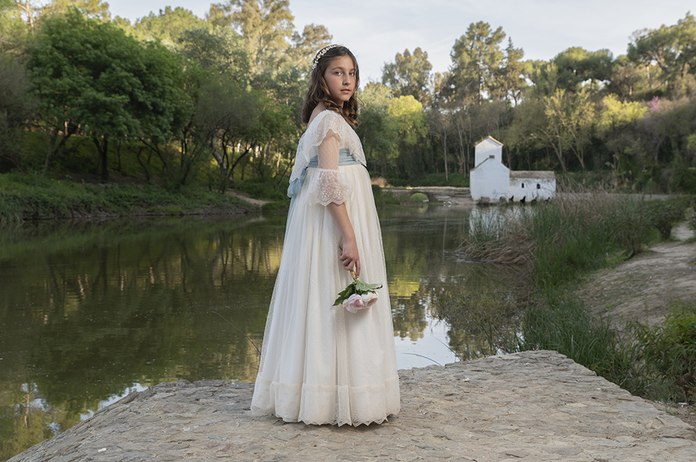 Imponente mirada de Irene, fotografiada por Agustín Pacheco, en el parque de Oromana, con molino sobre las aguas del río Guadaíra