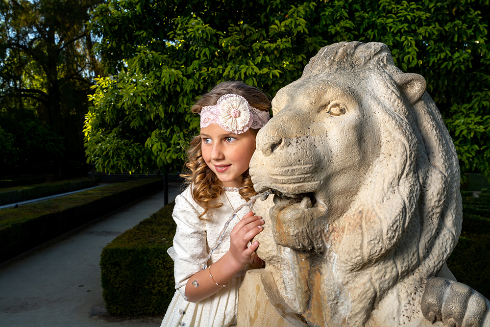 Mariela chic to chic con el león, compartiendo plano y mirada al infinito