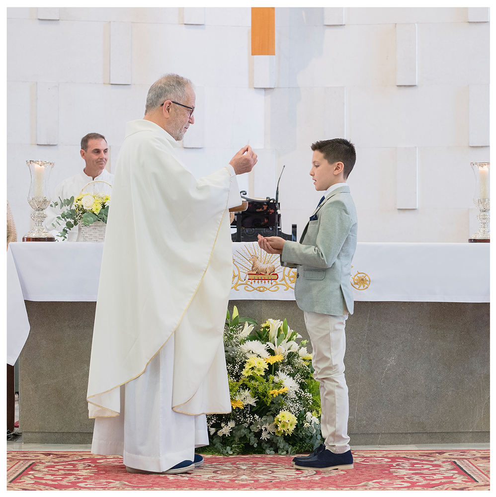 Niño recibiendo su primera comunión, fotografía realizada por Agustín Pacheco