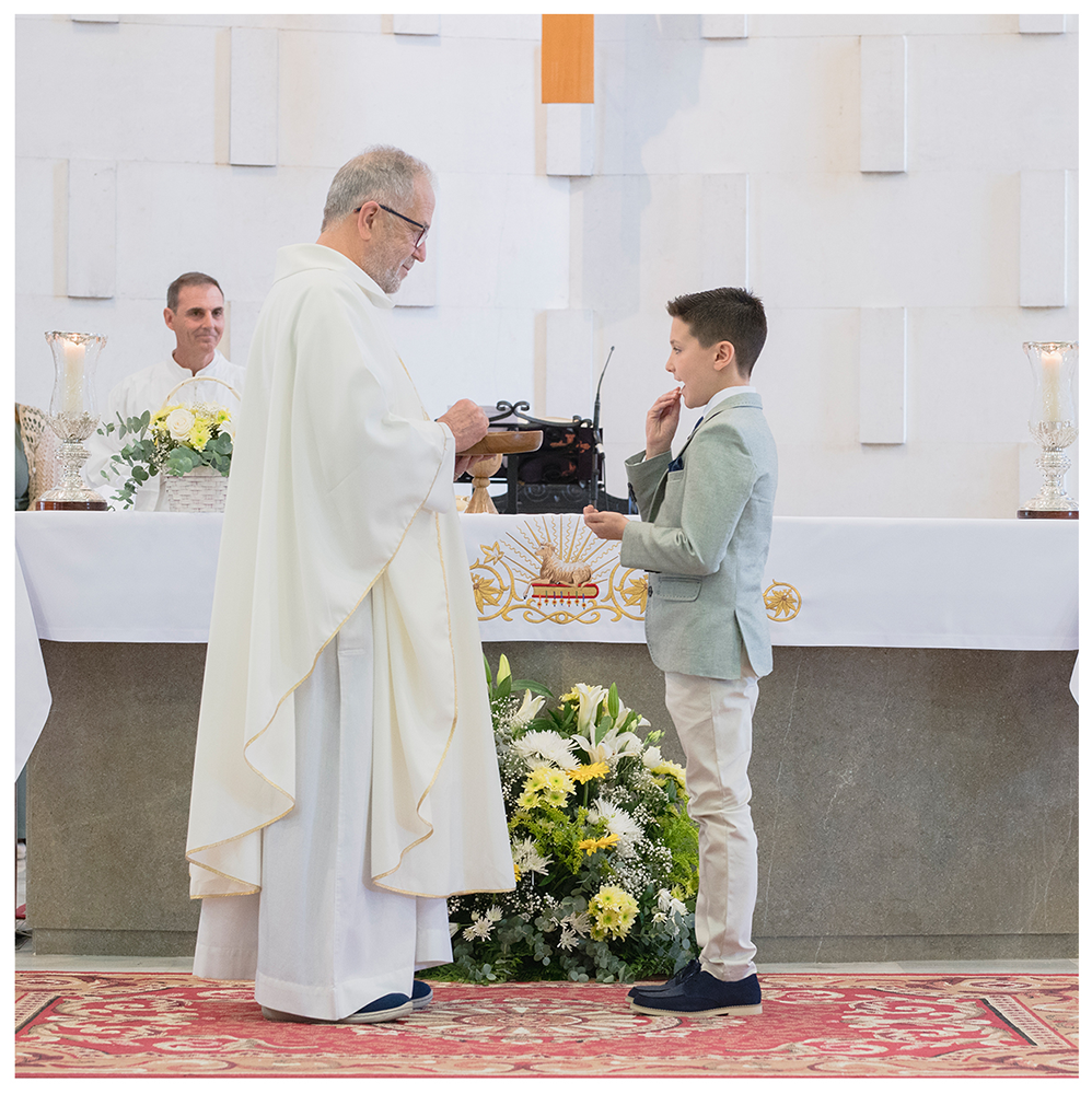 Niño en su primera comunión, reportaje fotográfico grupal en iglesia